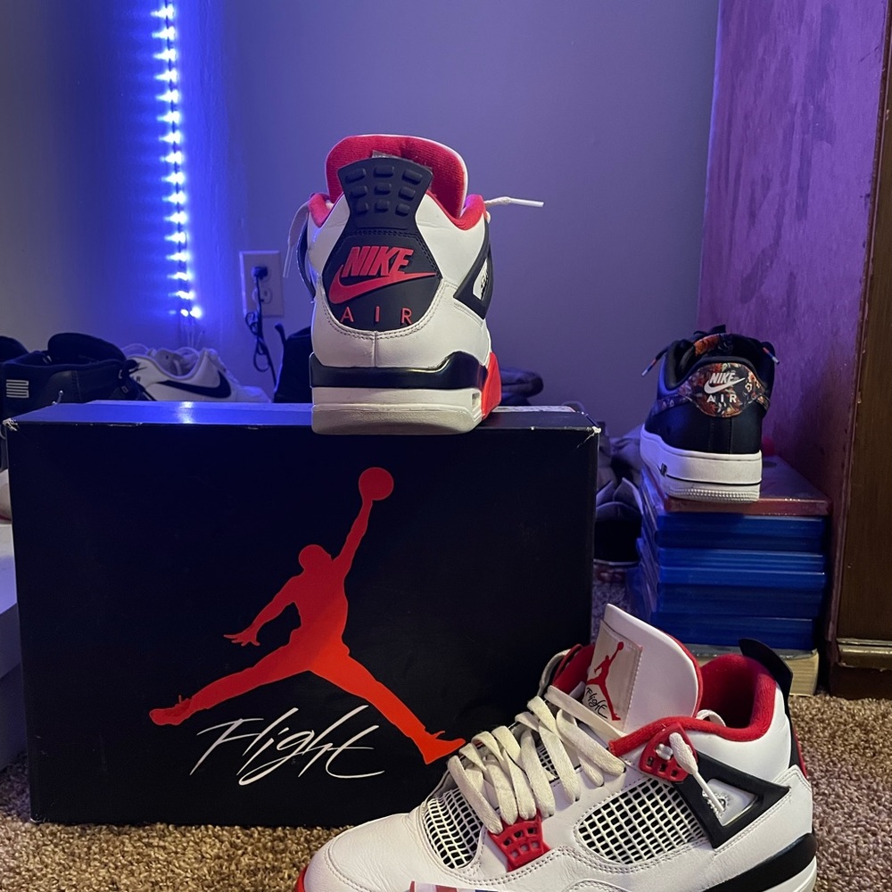 Air jordan retro 4 Fir red Size 10.5 Mens. 10/10 condition. deadstock.